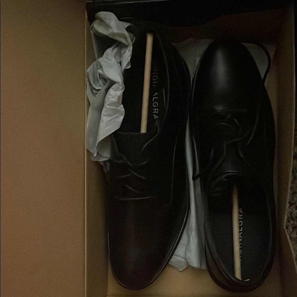 Cole Haan Black Leather Oxfords with Contrasting Soles